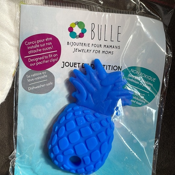 NWOT - 2x bib (kiwi and lion) plus pineapple teether - Picture 2 of 5